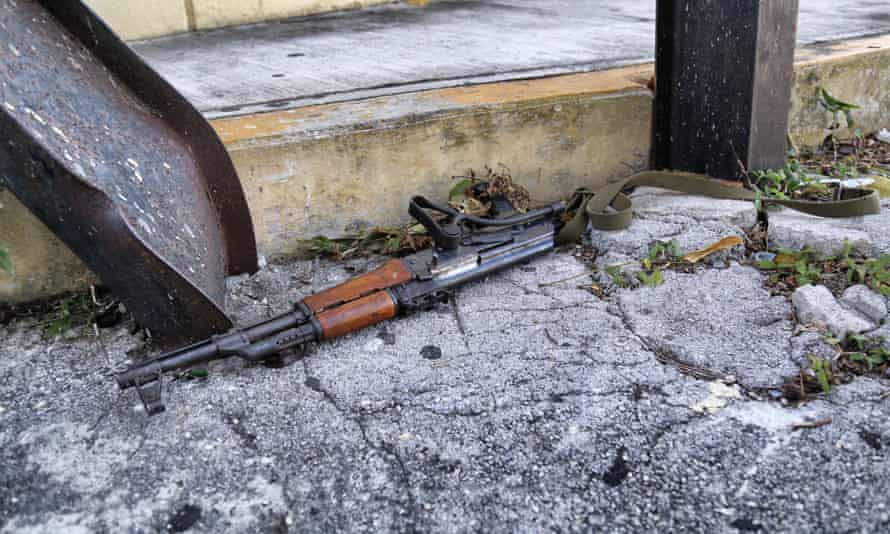 A Kalashnikov assault rifle found in the site where a shooting erupted an attack against the building of the Quintana Roo state prosecutor’s office, in Cancún, Mexico, on 17 January 2017.