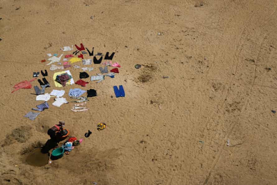 Une femme fait sa lessive dans un trou creusé pour accéder à l'eau à Tsihombe, dans la région d'Androy, à Madagascar.