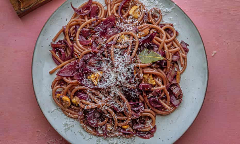 ‘Drunk with red wine and chestnuts’: pici in red wine. 