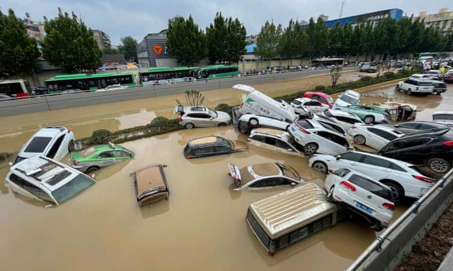 Cars sitting in floodwaters in Zhengzhou in August 2021.
