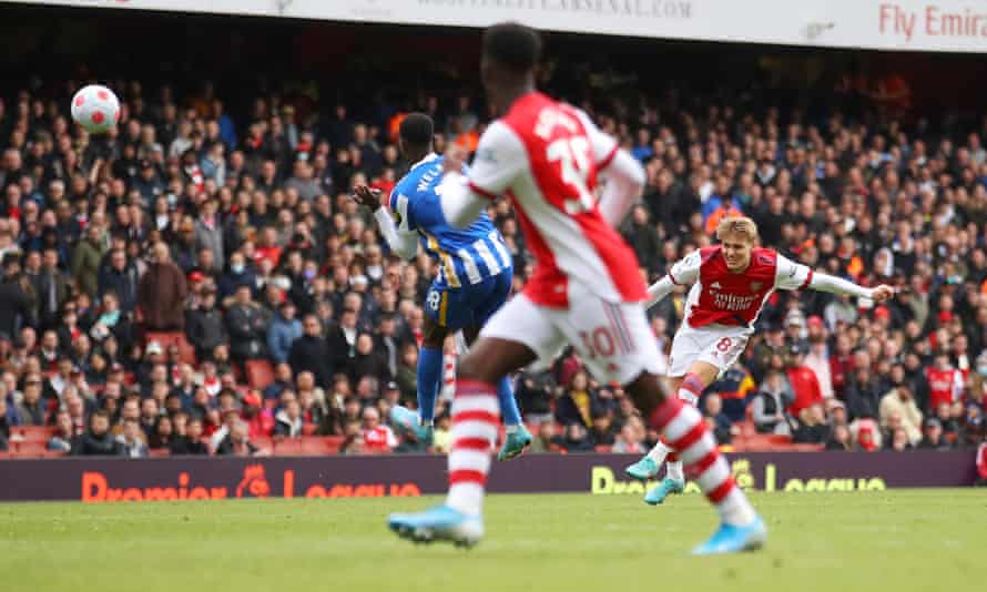 Martin Oedegaard d'Arsenal marque le premier but de son équipe.