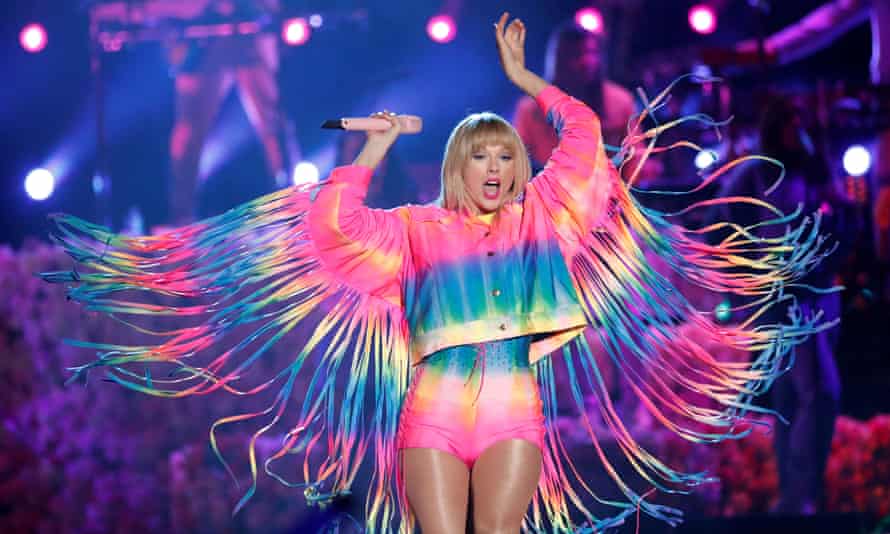 قاومت تايلور سويفت الطلب على أغنيتها Shake It Off.