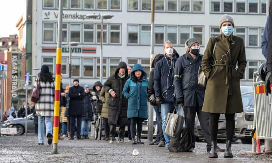 People queue for drop-in vaccinations at the Stockholm City Terminal station. On Wednesday, the Swedish Public Health Agency announced it recommends to lower the interval between dose two and three of the Covid-19 vaccine from six to five months for everyone.