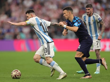 Lionel Mess in action against Ivan Perisic.