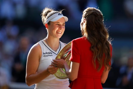 Linda Noskova receives the winner’s trophy from the Princess of Wales.