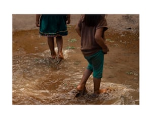 Born into Resistance, de Elizabeth Swanson Andi, Napu Kichwa, amazona equatoriana Elizabeth Swanson Andi diz: “Filhos da Amazônia - não sei o que seu futuro reserva, nunca poderia ter adivinhado o meu. Não sei se você terá todas as estrelas ao seu alcance ou se o céu ficará cheio de poluição. Não sei se você vai conseguir beber do riacho próximo, nadar no rio ou se vai ficar contaminado por vazamentos de óleo. Não sei se você vai conseguir ouvir o canto da selva ao cair da noite, como sempre. Espero que nunca fique em silêncio ... Esse é o meu desejo para você. ”