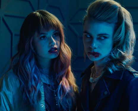 NIGHT TEETH Debby Ryan as Blaire and Lucy Fry as Zoe. Netflix © 2021