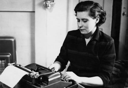 Doris Lessing duke punuar në një makinë shkrimi, rreth vitit 1950.