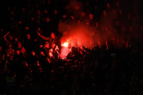 هواداران میدلزبرو قبل از شروع بازی، آتش‌سوزی به راه انداختند.