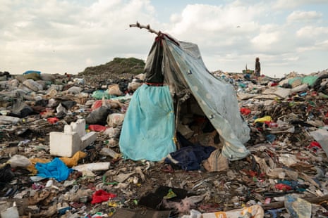 A vida na maior lixeira do Quénia: os trabalhadores invisíveis que separam o lixo do mundo