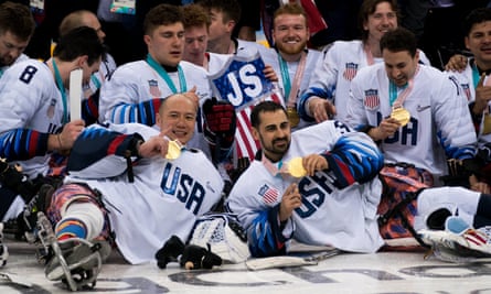 USA para ice hockey team posing with their gold medals