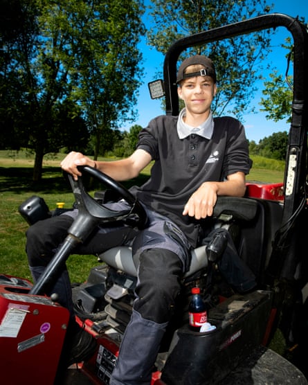 Teenager sitting at the wheel of a lawnmower at Golfclub Almkreek.