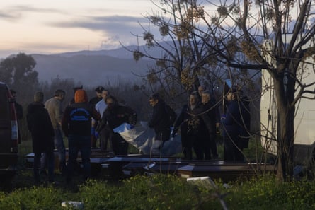 I corpi delle vittime dell'incidente sono stati portati all'obitorio locale.