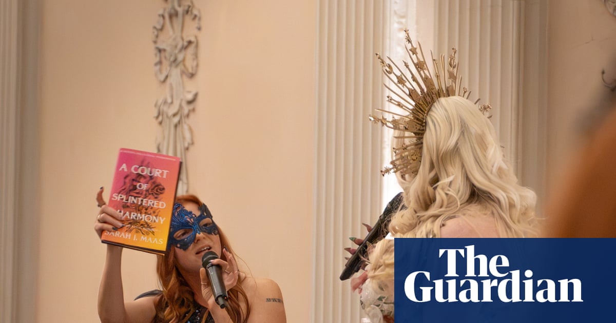 «Ξαντήσαμε τα εισιτήρια μέσα σε 13 λεπτά»: το νέο μυθιστόρημα από τη συγγραφέα ρομαντικών έργων Sarah J Maas προκαλεί μανία θαυμαστών