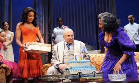 Sanaa Lathan (Maggie), James Earl Jones (Big Daddy) and Phylicia Rashad (Big Mama) in Cat on a Hot Tin Roof at the Novello theatre i 2009.