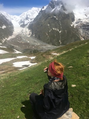 Autor Patti Miller tomando café no Mont Blanc, França.