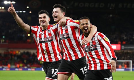 Anel Ahmedhodzic (tengah) dari Sheffield United merayakan dengan rekan setimnya John Egan (kiri) dan Iliman Ndiaye setelah mencetak gol kedua Blade melawan West Bromwich Albion di Bramall Lane.