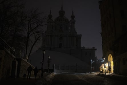 Rues sombres à Kyiv après les attaques russes contre l'infrastructure énergétique de l'Ukraine.