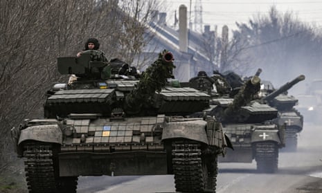 Ukrainian  tanks move towards Bakhmut