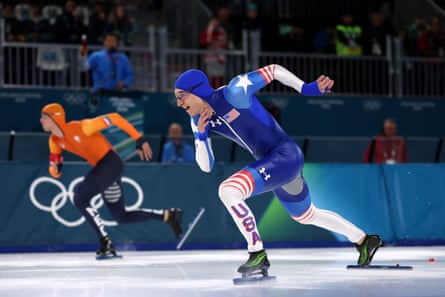 Speed skater Jordan Stolz sets off against Jenning de Boo