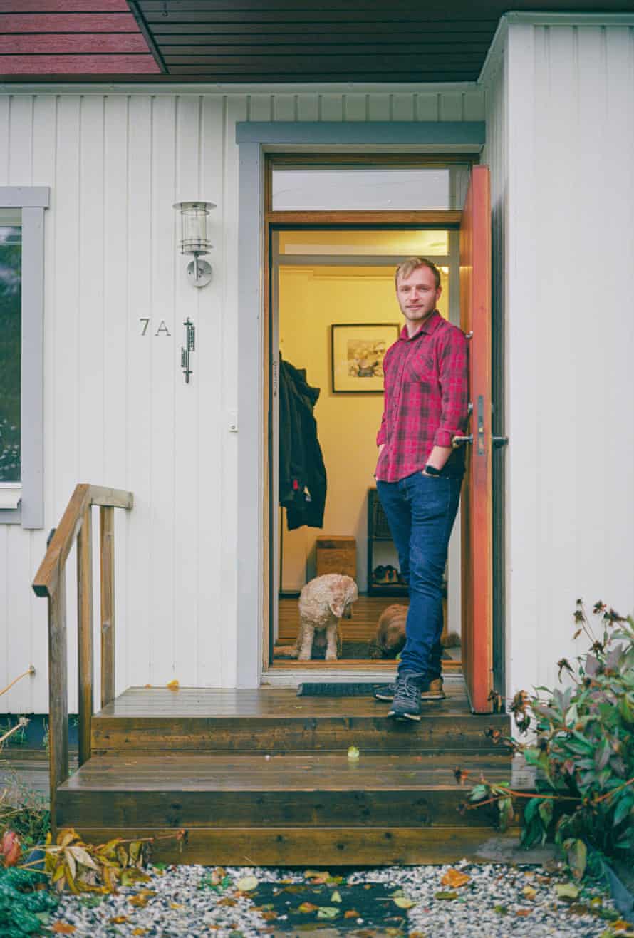 Alistair Coley devant son domicile dans l'extrême nord de la Suède.