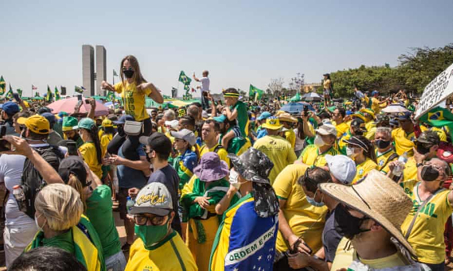 Torcedores do Bolsonaro se reúnem no Brasil.