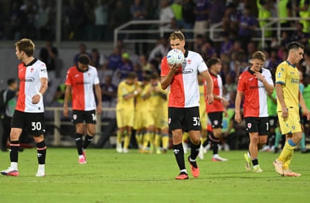 Fiorentina’s Mateo Pellegrino holds the ball after a Frosinone goal