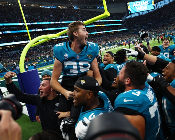 Jaguars stun Eagles in wild finish; Bears v Packers, Raiders v Patriots: NFL week five – live