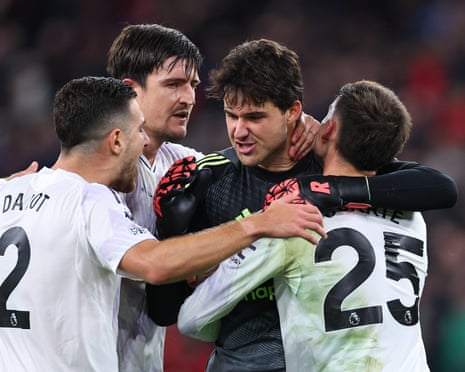 Jogadores do Manchester United celebram um gol contra o Liverpool no Anfield.