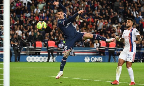 Mauro Icardi heads scores Paris Saint-Germain’s late winner against Lyon at the Parc des Princes