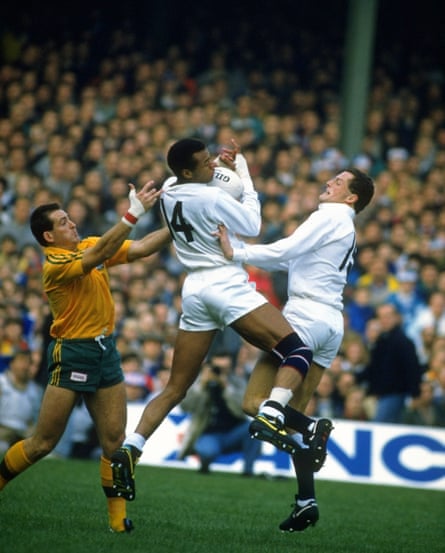 David Campese is beaten to the ball by Andy Harriman, who is given a helping hand by England teammate Jonathan Webb.