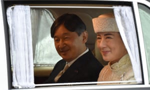 A vehicle carrying Crown Prince Naruhito (L) and Crown Princess Masako (R) leaves the Imperial Palace in Tokyo on 30 April