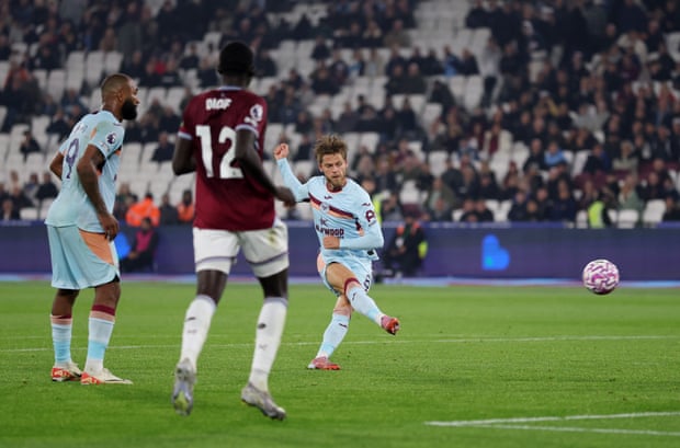 Igor Thiago comemora o gol marcado contra o West Ham.