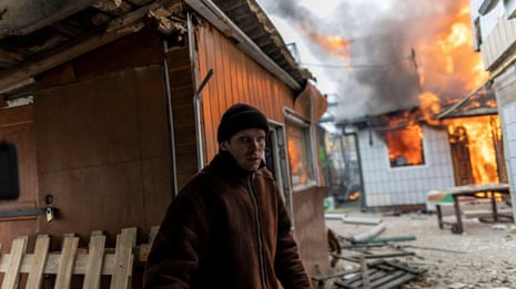 Journalists and residents run from shelling in Irpin, Ukraine – video