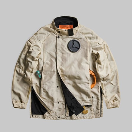 À l'épreuve de la poussière spatiale… la veste Mars – complète avec poche vomi.