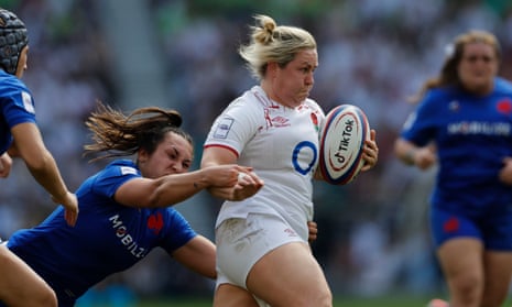 Marlie Packer bursts through to score the Red Roses second try.