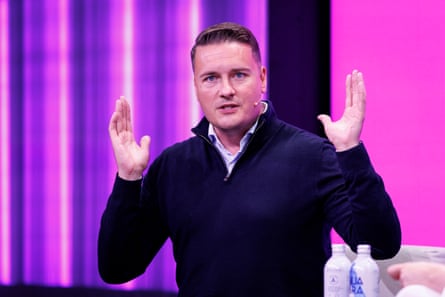 Wes Streeting addressed an audience with his hands raised
