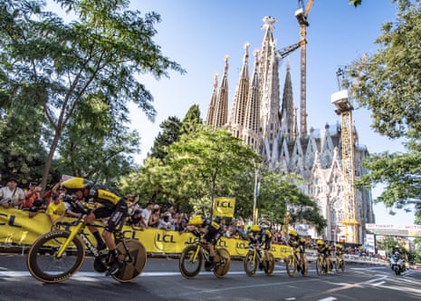 Edoardo Affini, Bruno Armirail, Victor Campenaerts, Per Strand Hagenes, Matteo Jorgenson, Sepp Kuss, Davide Piganzoli, Jonas Vingegaard walk by Sagrada Familia.