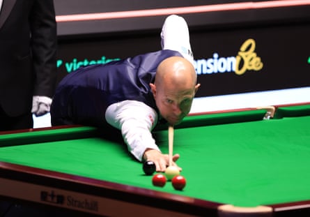 Barry Hawkins plays a changeable during his second-round lucifer against Mark Williams.