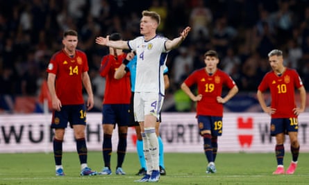 ألفارو موراتا يصنع فوز إسبانيا ليبقي اسكتلندا في انتظار مكان اليورو | تصفيات يورو 2024 ألفارو موراتا يصنع فوز إسبانيا ليبقي اسكتلندا في انتظار مكان اليورو | تصفيات يورو 2024
