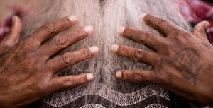 The hands of Major Sumner (mogi).