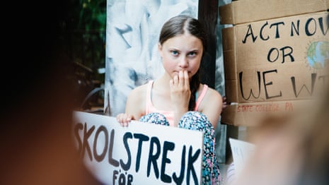 Greta Thunberg joins hundreds of teenagers in climate protest in New York - video