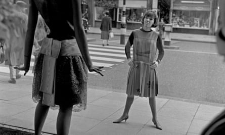 Mary Quant melihat etalase dari luar tokonya Bazaar di London pada tahun 1960.