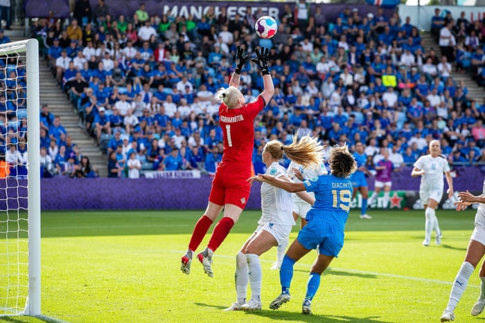 Sandra Sigurdardottir cathes the ball under pressure from the Italian attack.