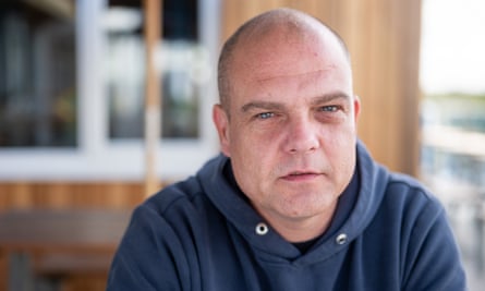 Devon aileleri evlerini Airbnb'ye kaptırırken zorluklar ve kalp kırıklığı izin veriyor | Devon 4 Woolacombe'da bir şef olan Dan Stokes, durumun misafirperverlikte ciddi personel sıkıntısı olduğu anlamına geldiğini söylüyor