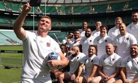 Owen Farrell takes a selfie with the England squad