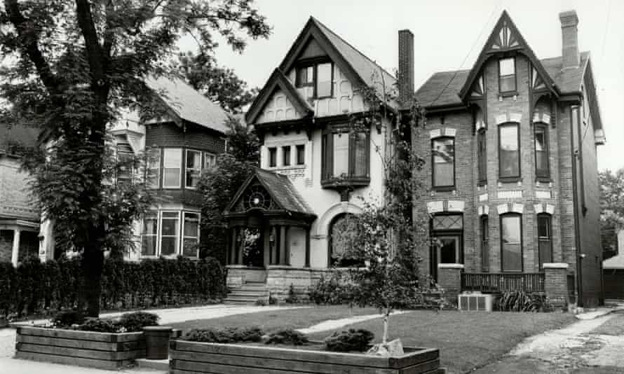 Rapid industrialization meant that many of Parkdale’s elegant mansions were hastily sold and repurposed as multiple single-room dwellings.
