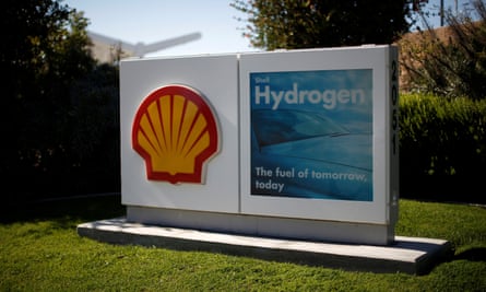 FILE PHOTO: A Shell hydrogen station is seen in TorranceFILE PHOTO: A Shell hydrogen station for hydrogen fuel cell cars is seen in Torrance, California September 30, 2014. REUTERS/Lucy Nicholson//File Photo