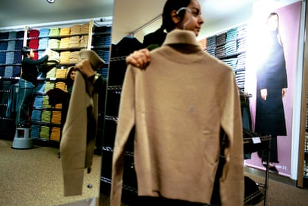 Le jour de l'ouverture de la première succursale britannique d'Uniqlo, sur Brompton Road, à Londres, en 2001.