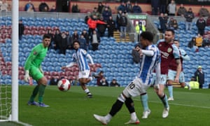 ハダースフィールド・タウンのジョシュ・コロマがバーンリーのゴールキーパー、ニック・ポープを破り、72分に1-1で同点に追いついた。